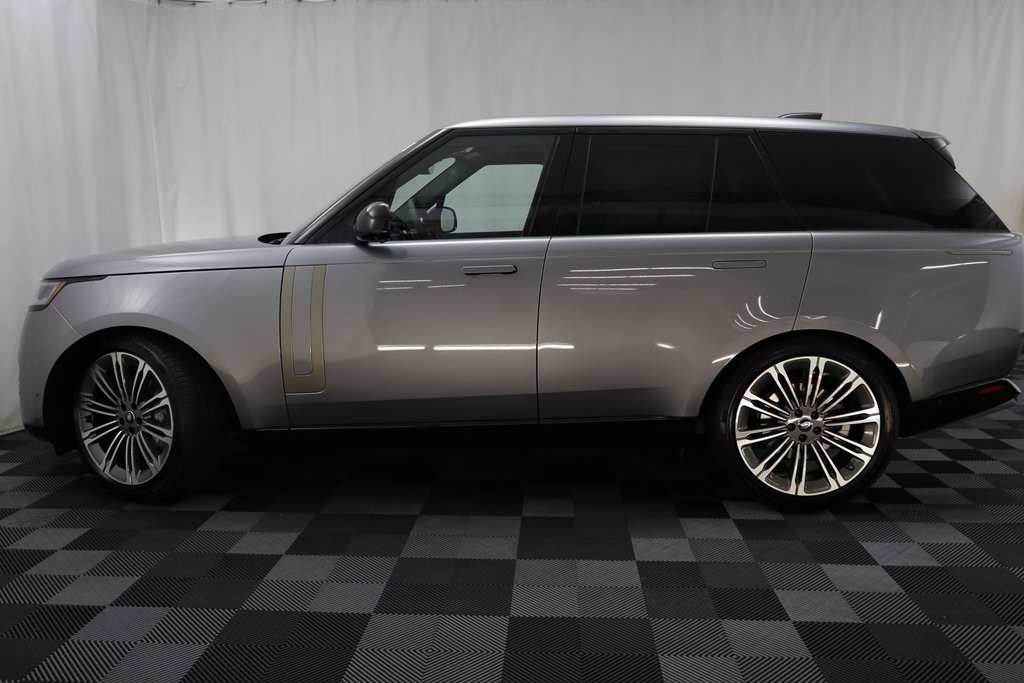 2025 Land Rover Range Rover SE photo 3