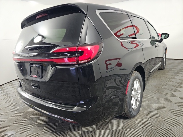 2026 Chrysler Pacifica photo 7
