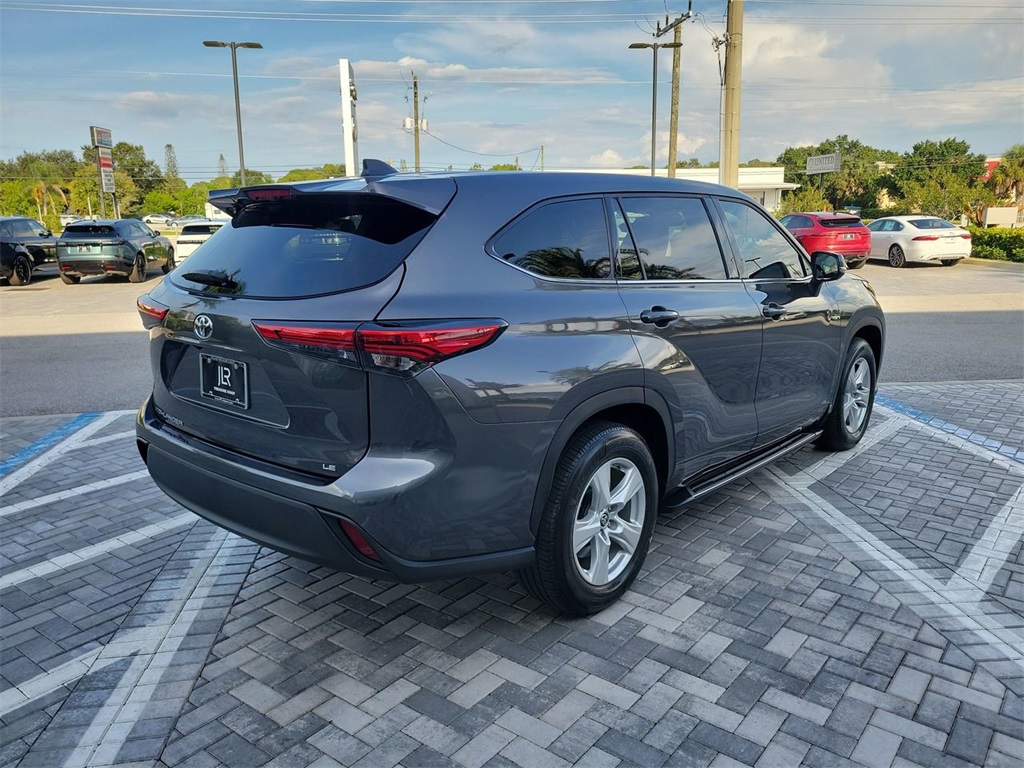 2022 Toyota Highlander LE photo 5