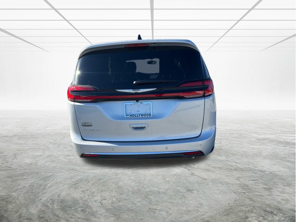 2026 Chrysler Pacifica photo 4