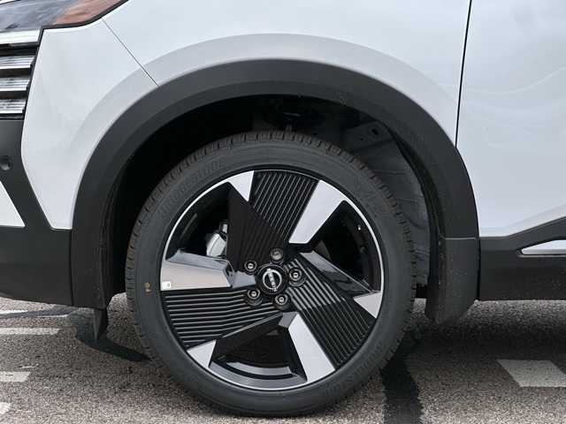 2025 Nissan Kicks SR photo 4