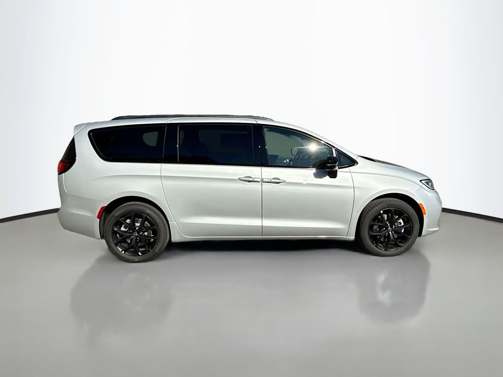 2026 Chrysler Pacifica Limited photo 2