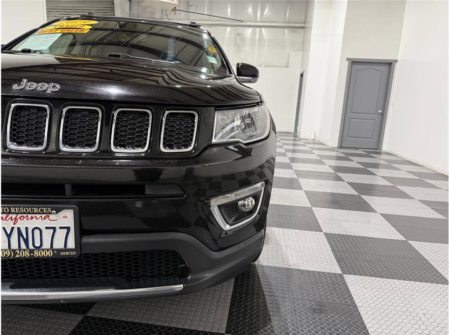 Used 2019 Diamond Black Crystal Pearlcoat Jeep Limited image 10