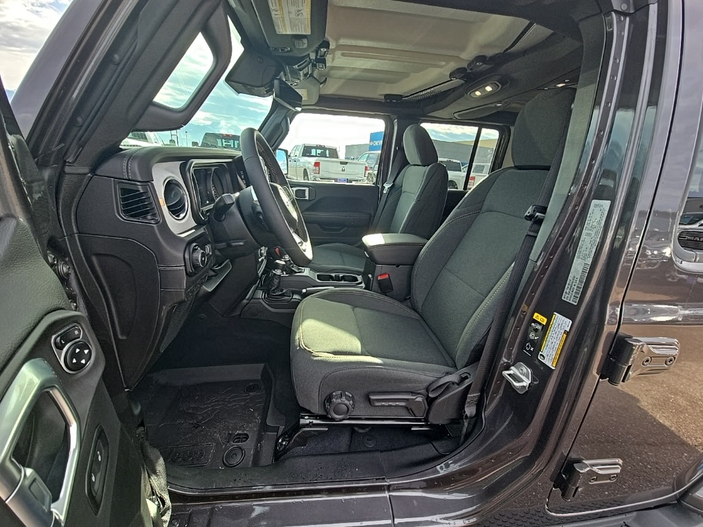 2025 Jeep Wrangler Sahara photo 14