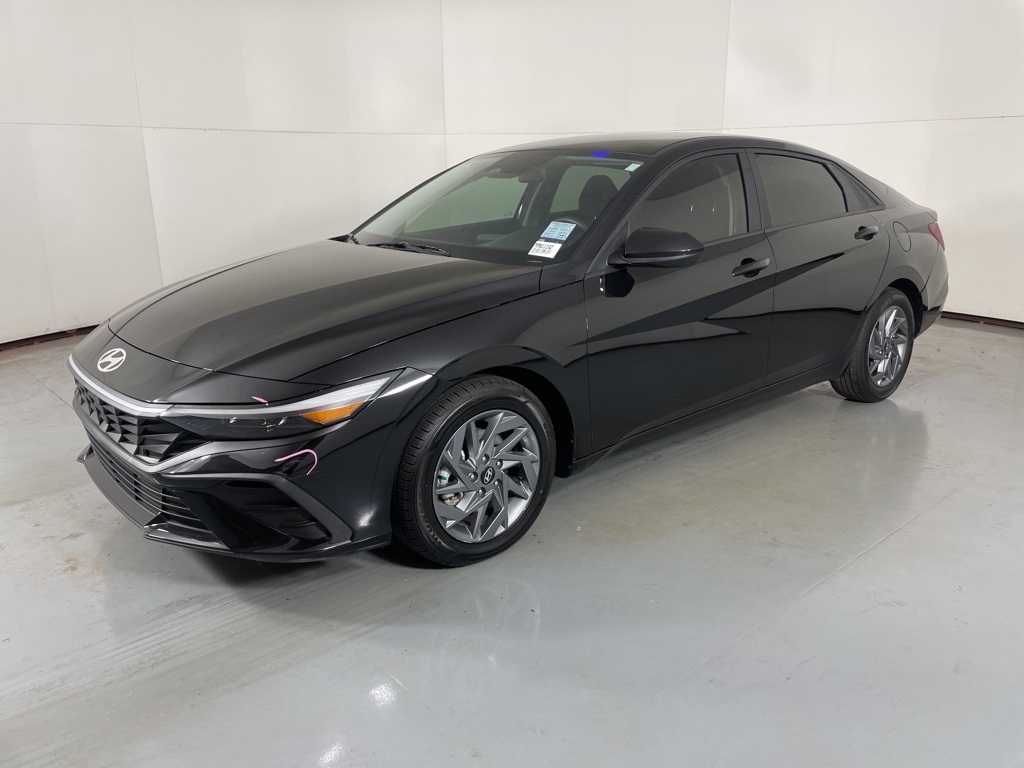 2024 Hyundai Elantra SEL photo 2
