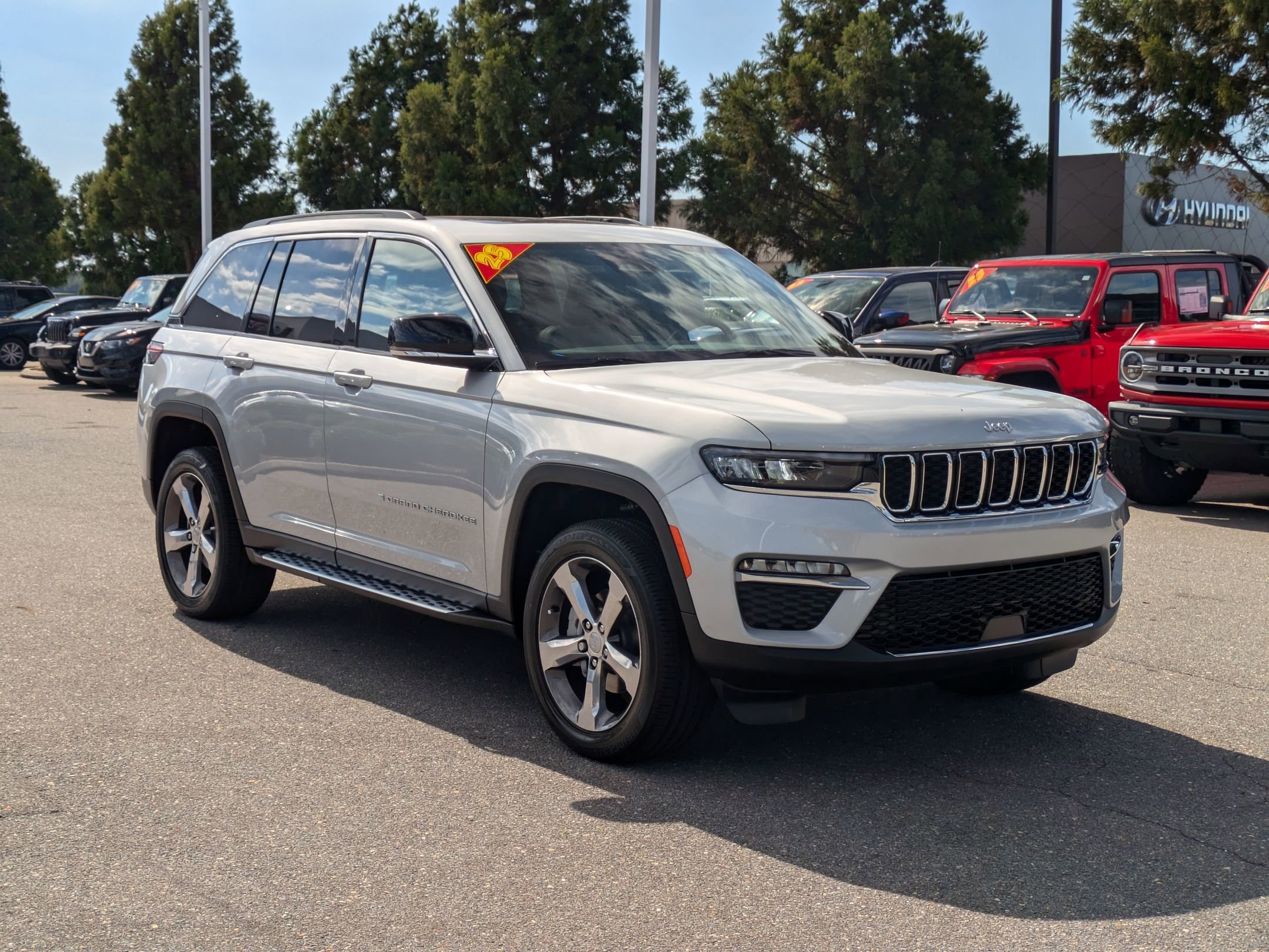 2025 Jeep Grand Cherokee Limited photo 3
