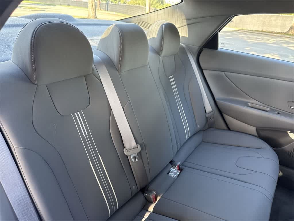 2023 Hyundai Elantra SEL photo 23