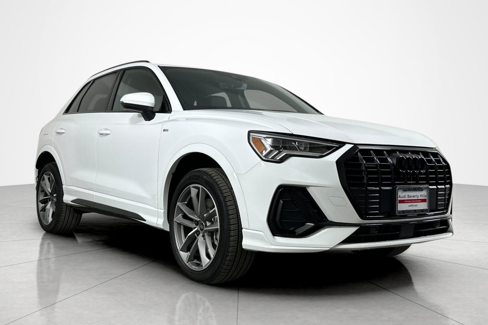 2025 Audi Q3 S line Premium 45 TFSI photo 2