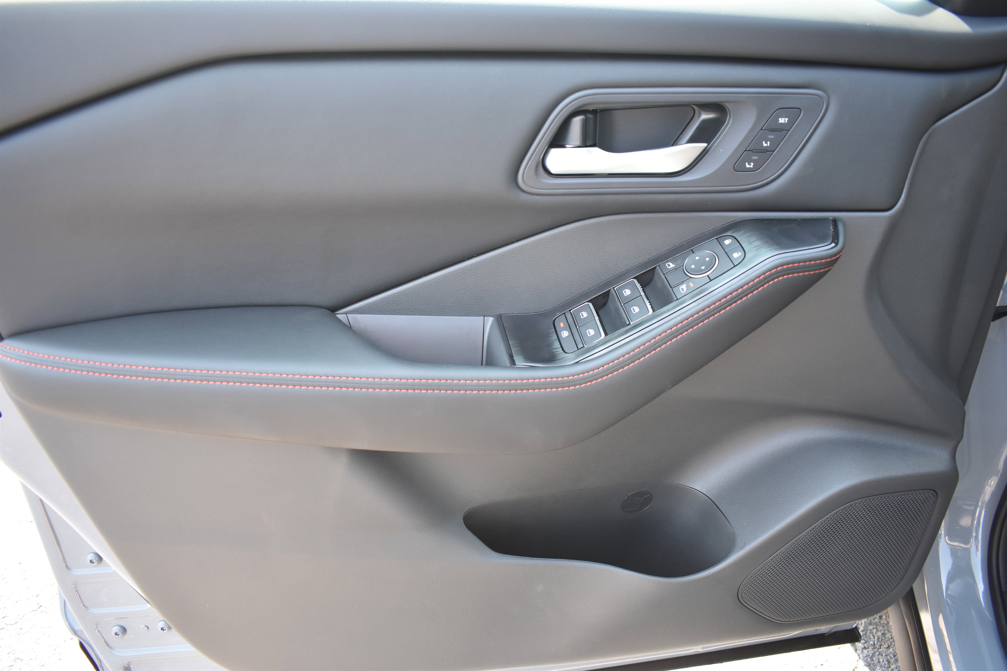 2026 Nissan Rogue SV photo 5