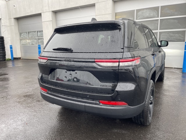 2025 Jeep Grand Cherokee Limited photo 2