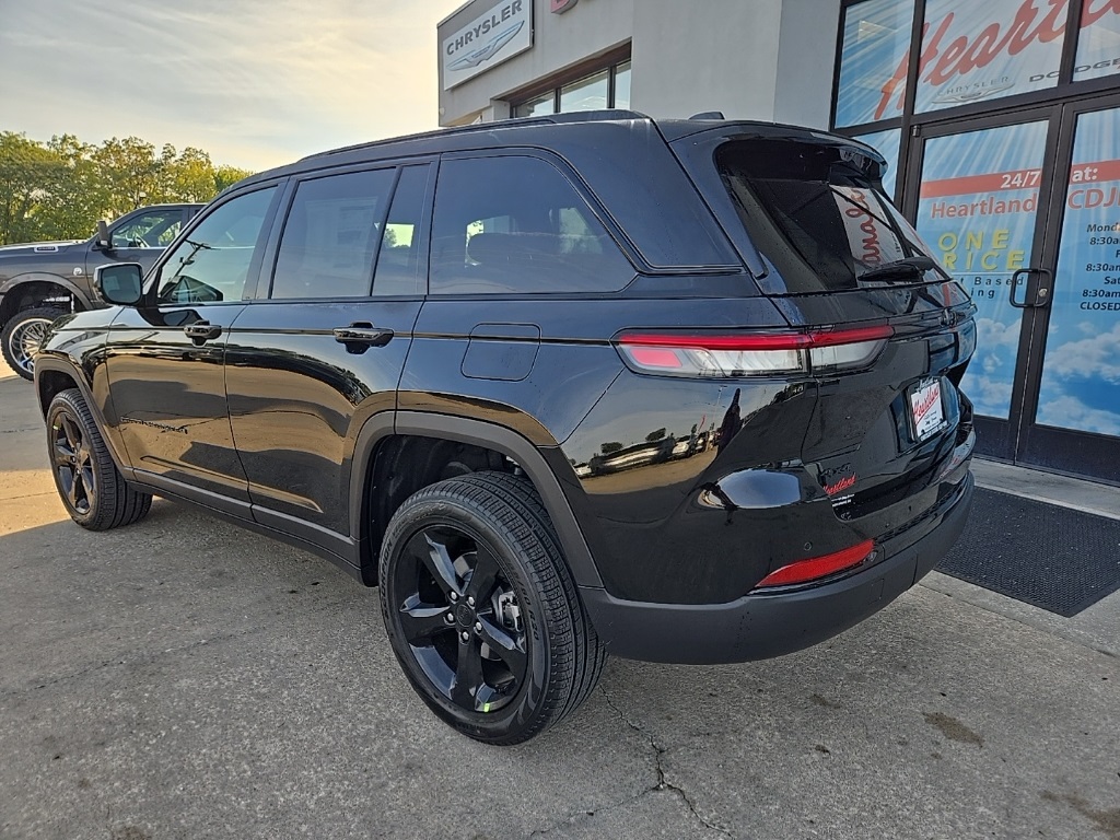 2025 Jeep Grand Cherokee Limited photo 3
