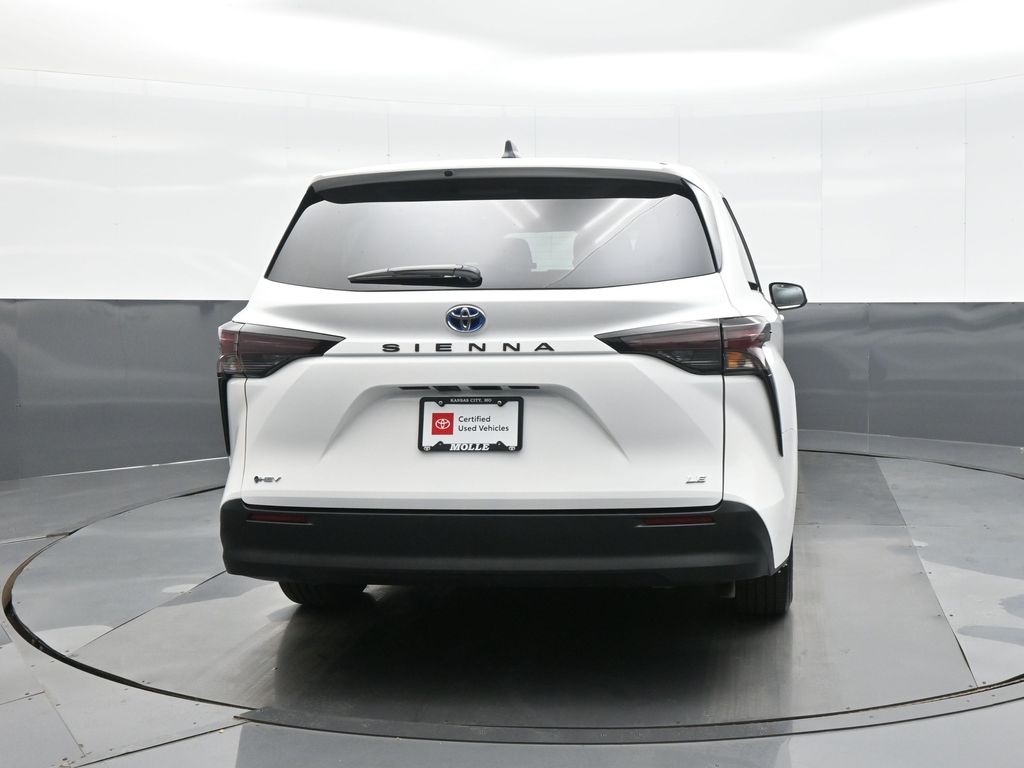 2025 Toyota Sienna LE photo 6