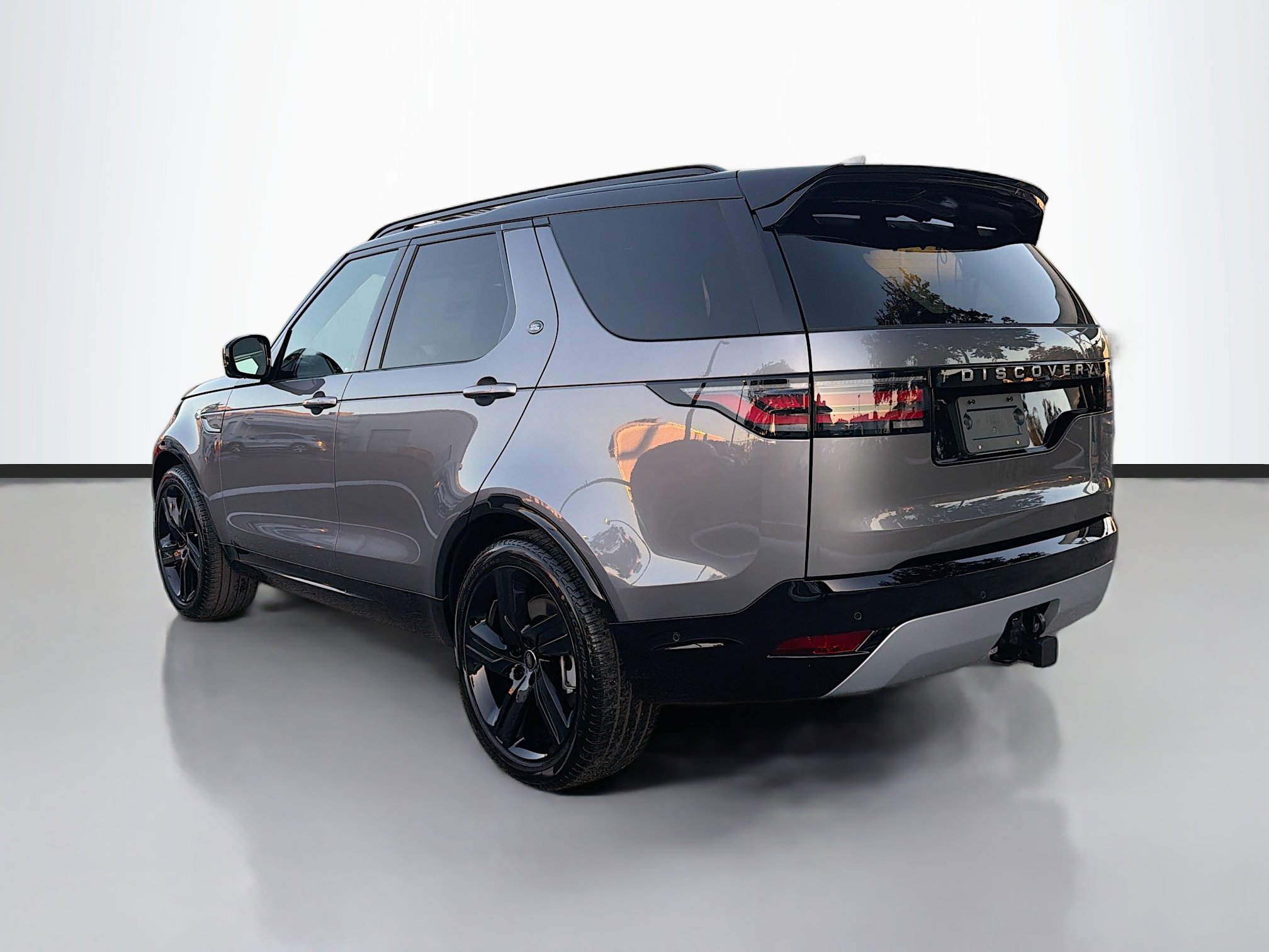 2026 Land Rover Discovery photo 3