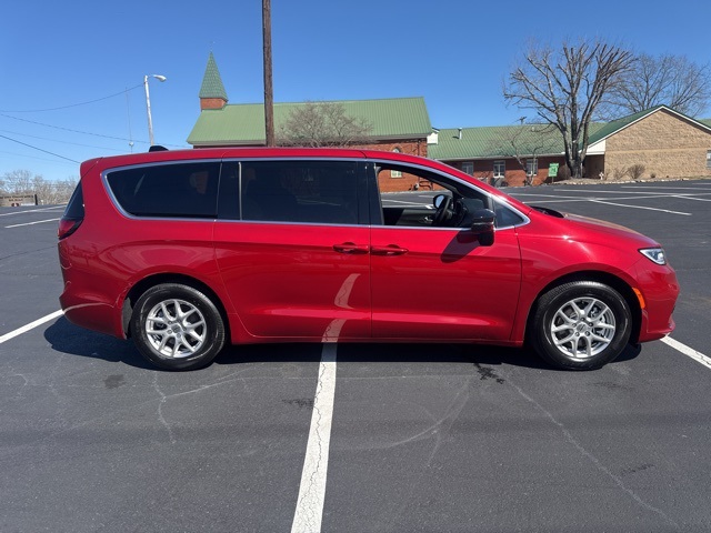 2025 Chrysler Pacifica photo 8
