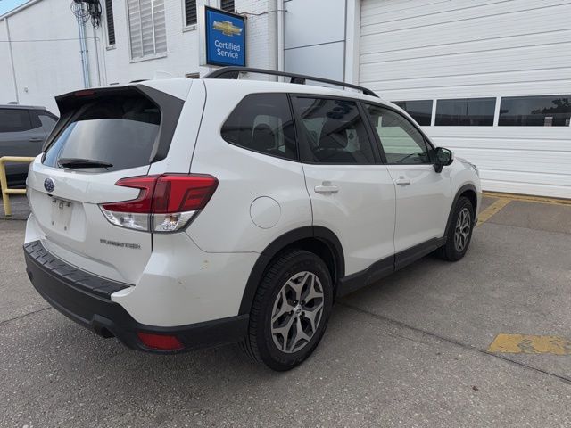 2020 Subaru Forester Premium photo 2