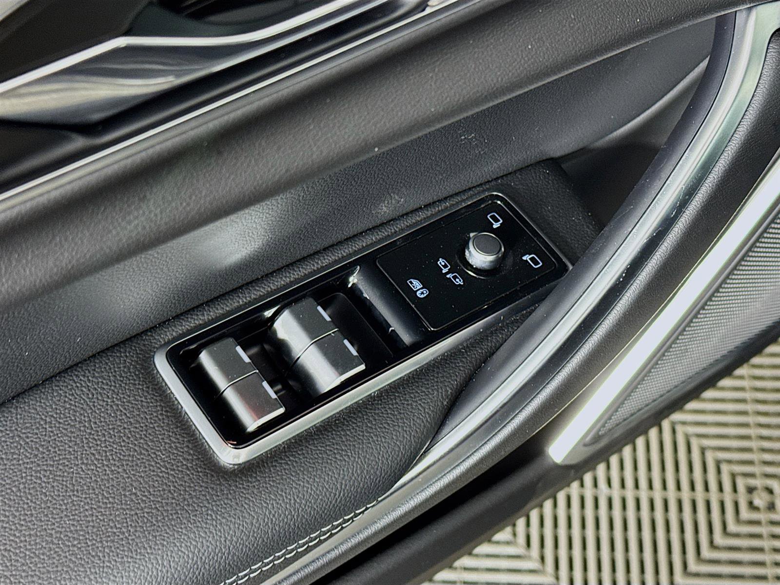 2024 Jaguar XF P300 R-Dynamic SE photo 19