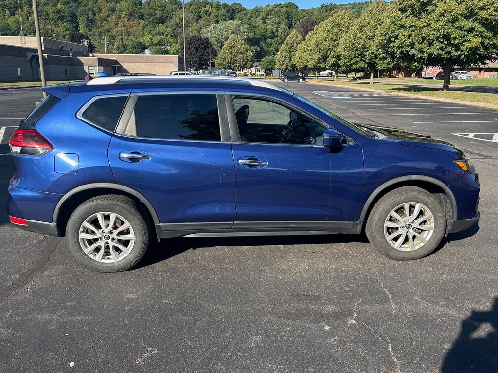 2018 Nissan Rogue SV photo 2
