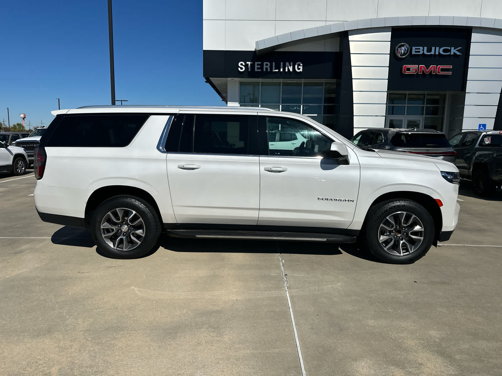 2021 Chevrolet Suburban LT's photo