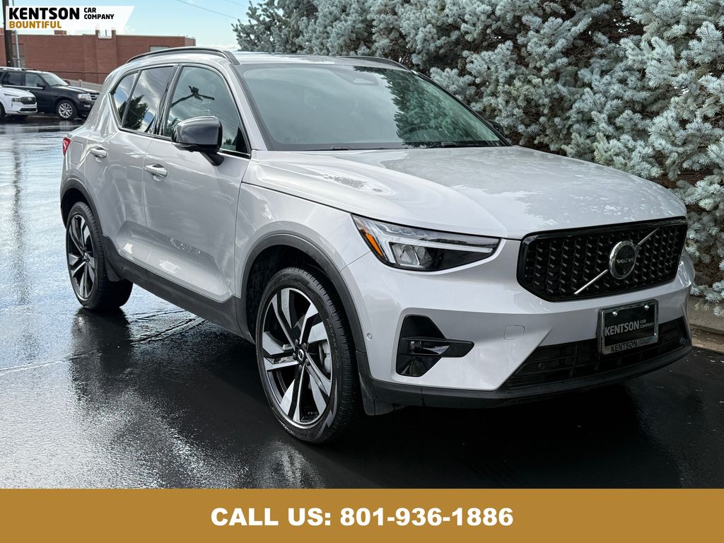 2025 Volvo XC40 Plus photo 12