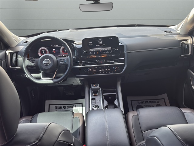 2023 Nissan Pathfinder Platinum photo 11