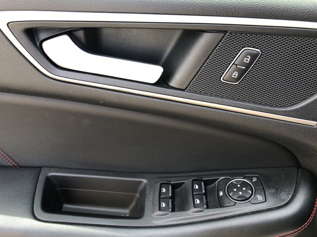 2022 Ford Edge ST photo 9