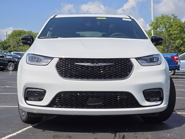 2026 Chrysler Pacifica photo 2