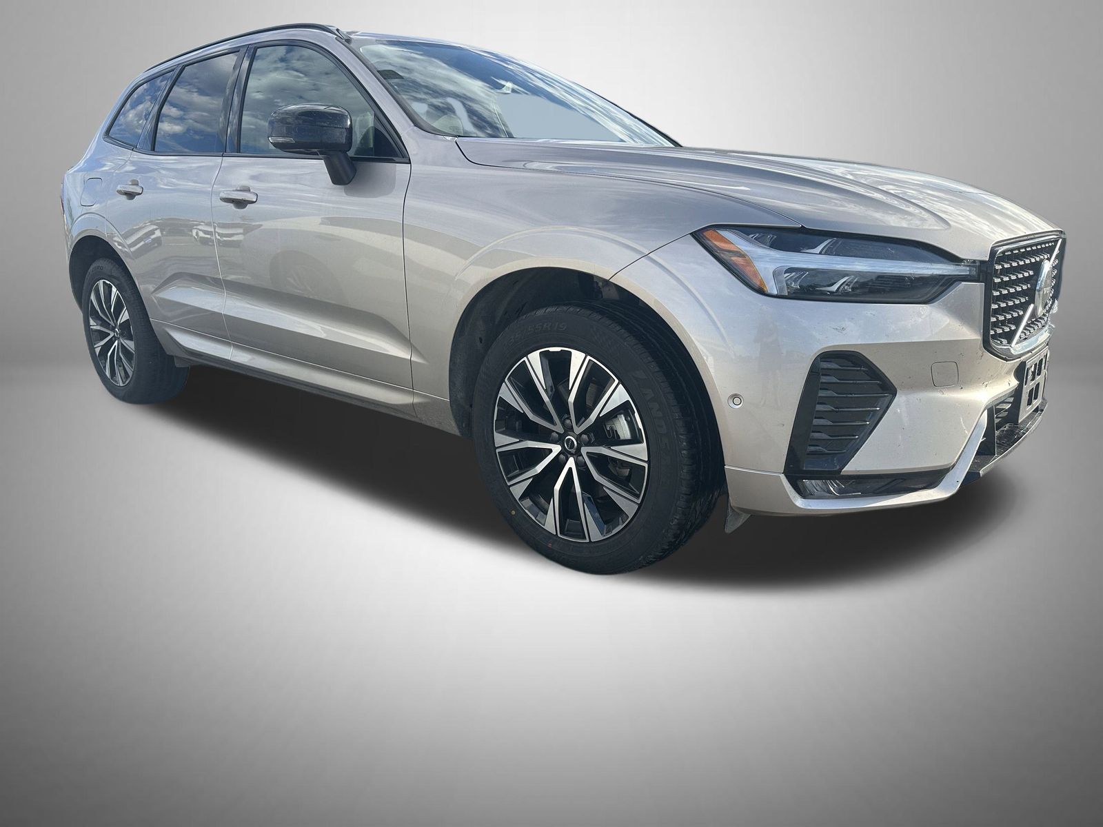2025 Volvo XC60 B5 Plus photo 2