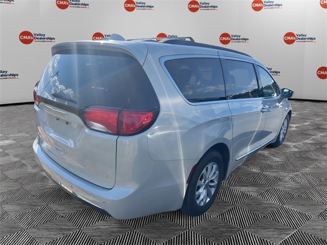 2017 Chrysler Pacifica Touring L photo 4