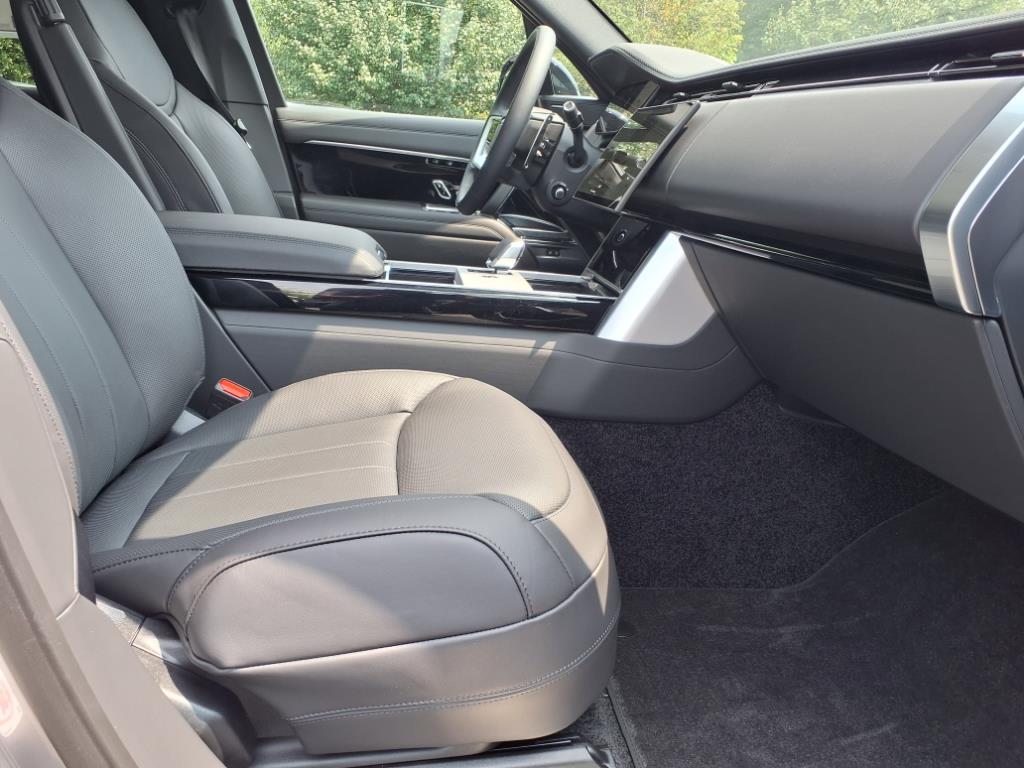 2025 Land Rover Range Rover SE photo 3