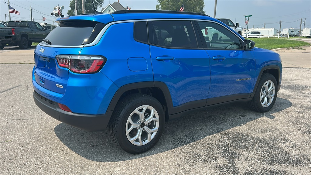 2025 Jeep Compass Latitude photo 3