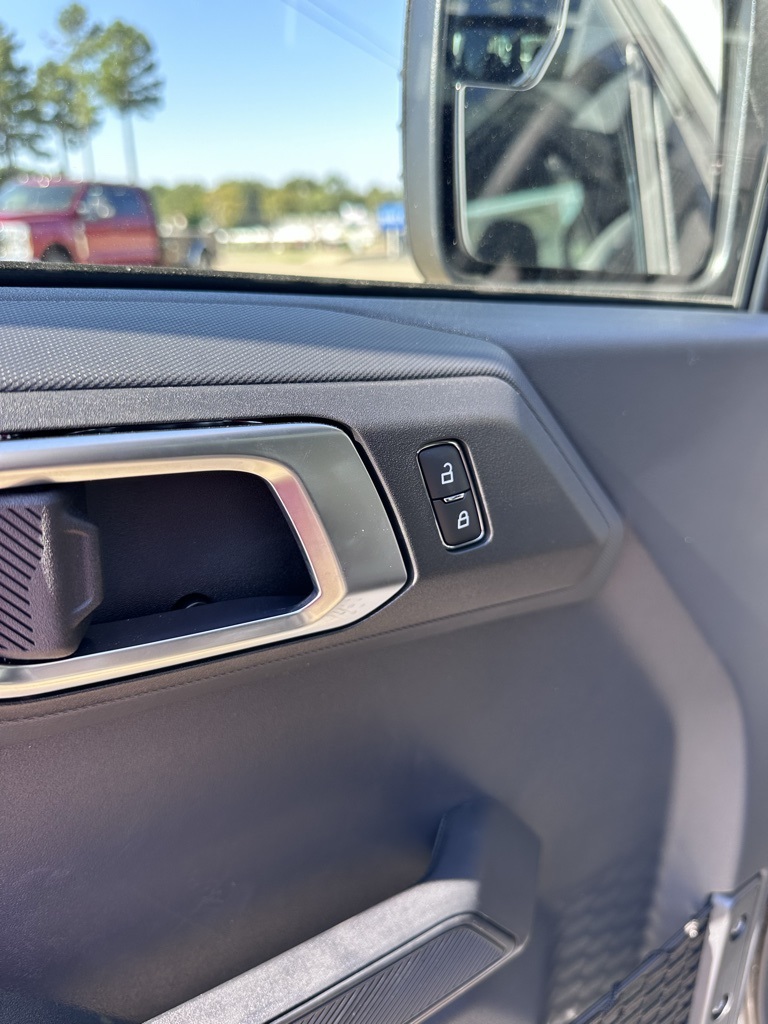 2025 Ford Bronco Base photo 7