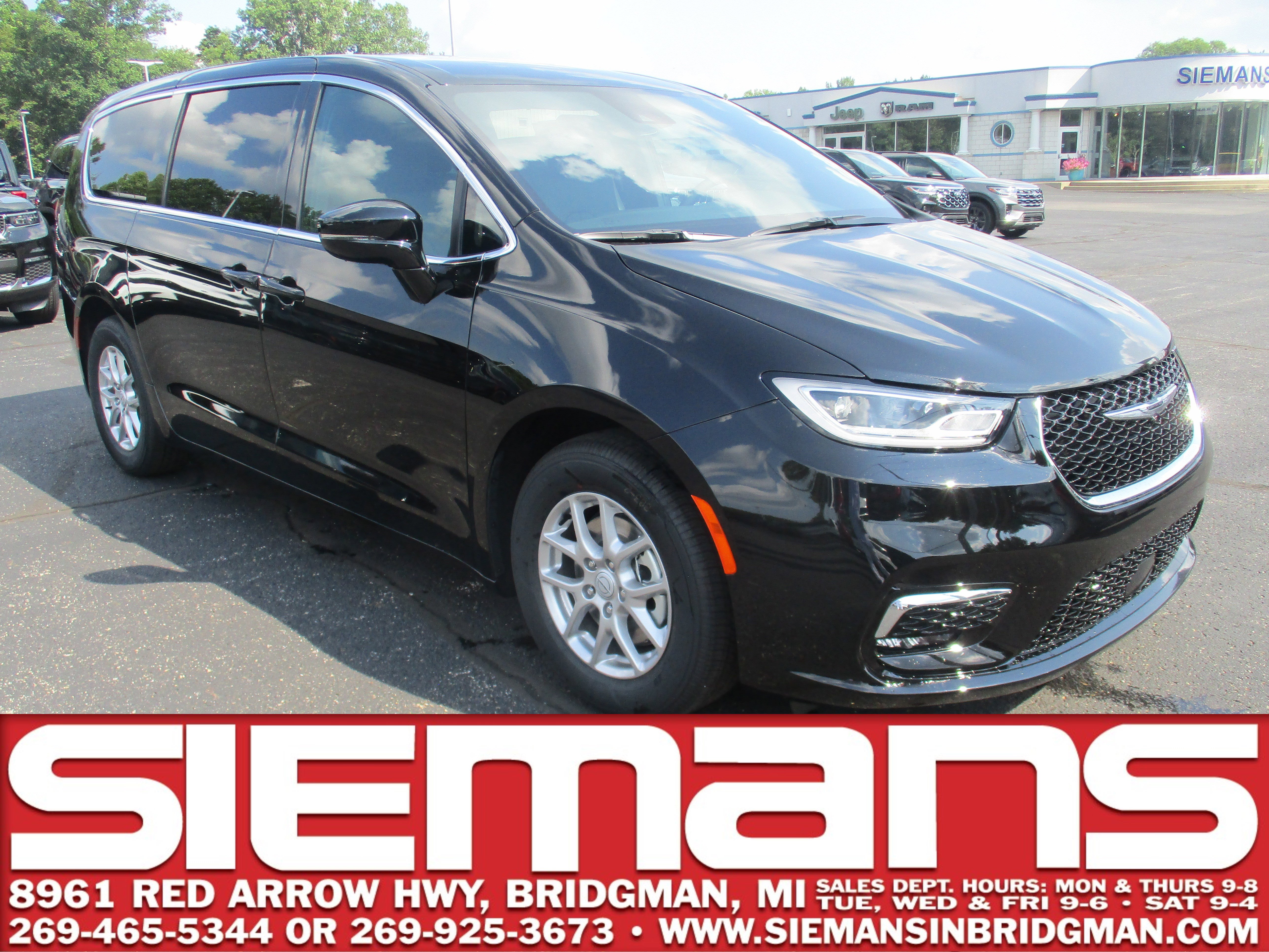 2026 Chrysler Pacifica Select's photo