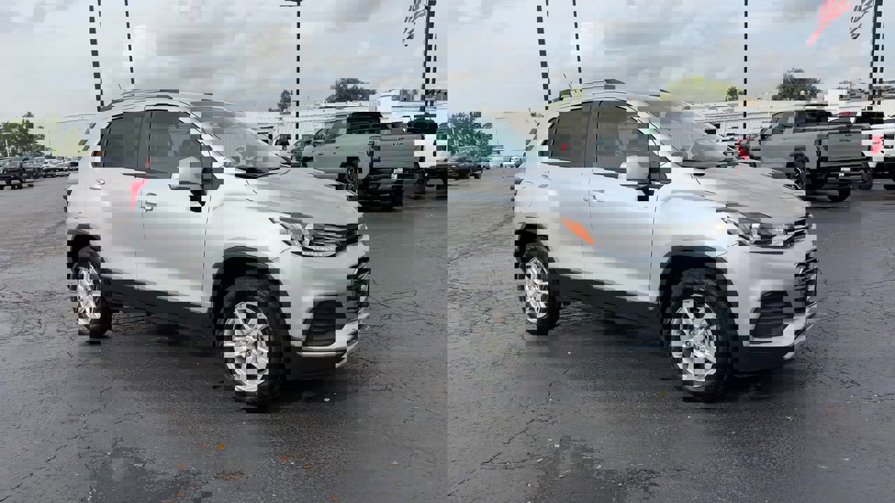2022 Chevrolet Trax LT photo 2