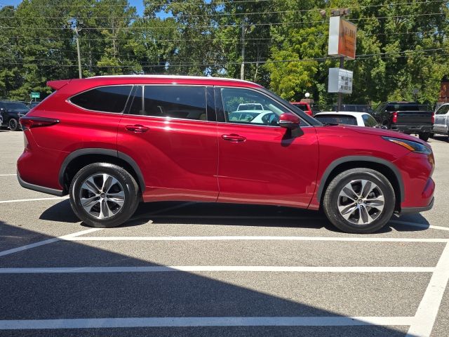 2021 Toyota Highlander XLE photo 6