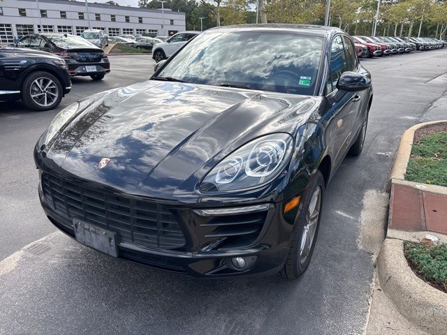 2017 Porsche Macan Base photo 2