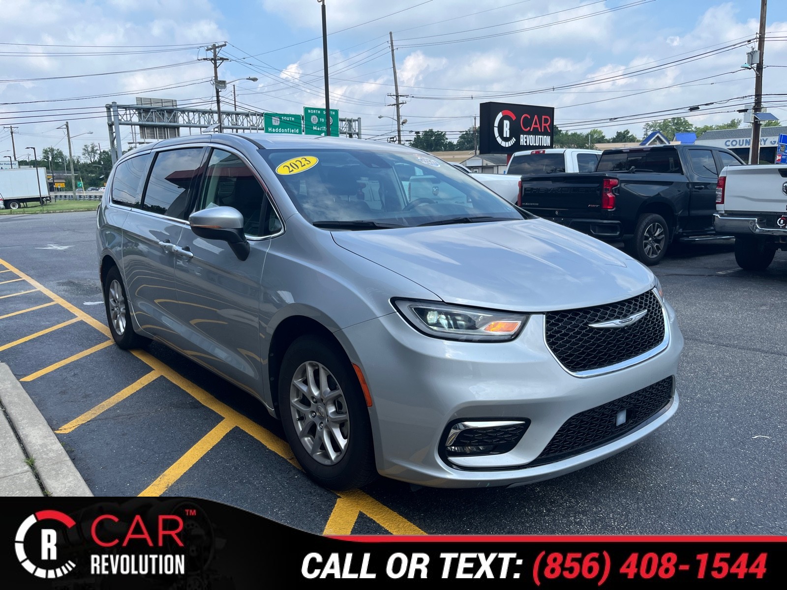 2023 Chrysler Pacifica Touring L's photo