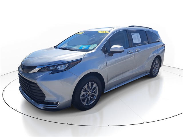 2024 Toyota Sienna XLE photo 2