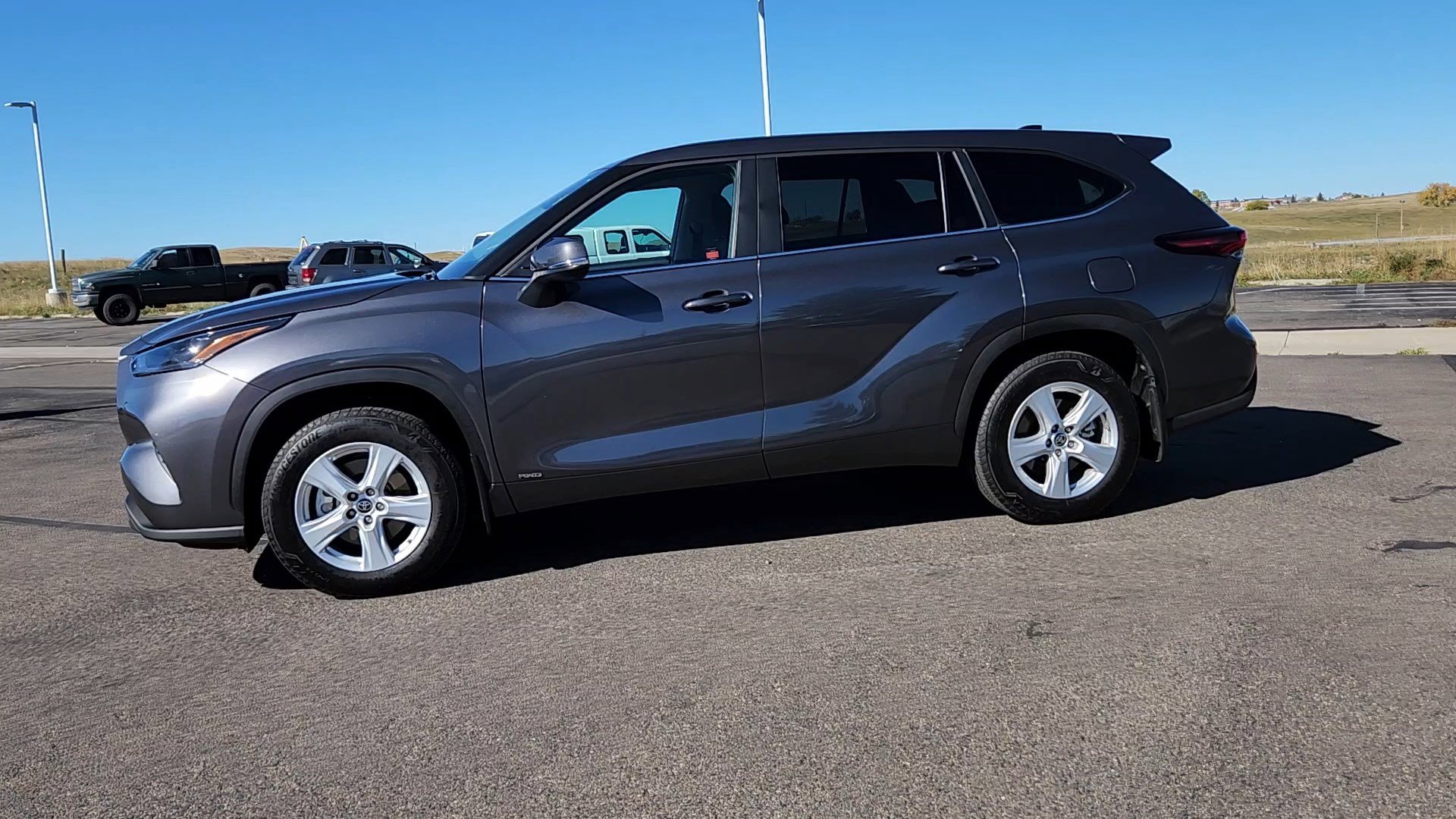 2024 Toyota Highlander Hybrid LE photo 3