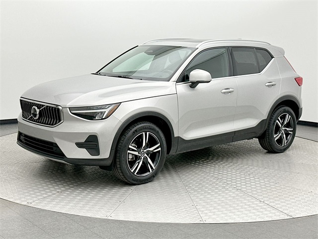 2025 Volvo XC40 Core's photo