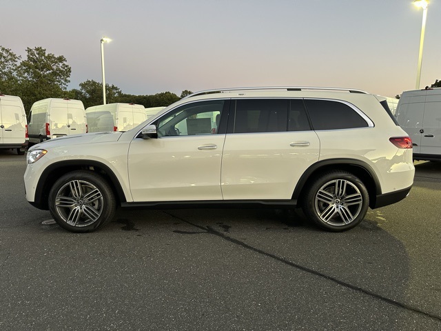 2026 Mercedes Benz GLS 450 4MATIC photo 2