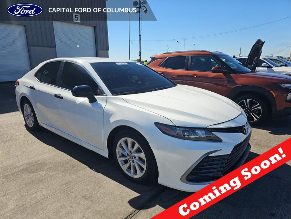 2022 Toyota Camry LE's photo