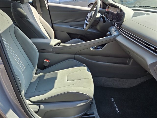 2025 Hyundai Elantra SEL Convenience photo 15