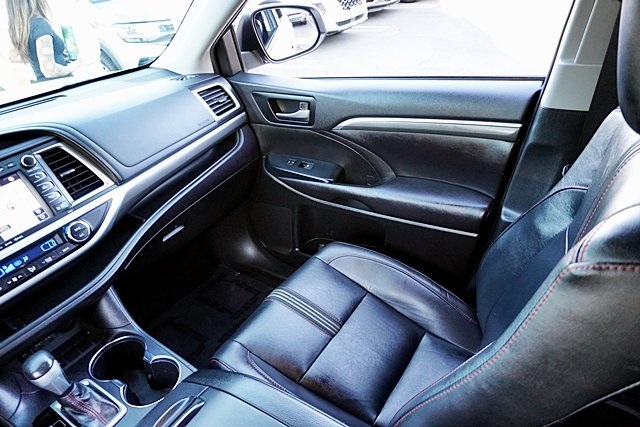 Used 2019  Toyota SE image 24