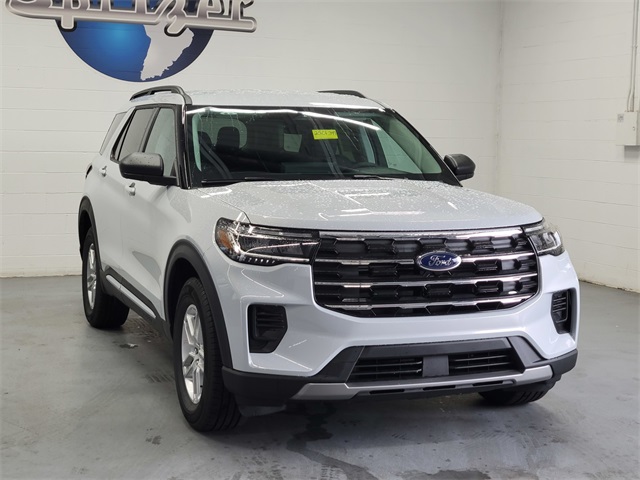 2025 Ford Explorer photo 2