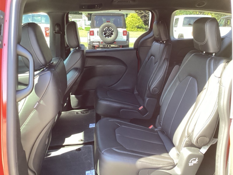 2025 Chrysler Pacifica photo 16