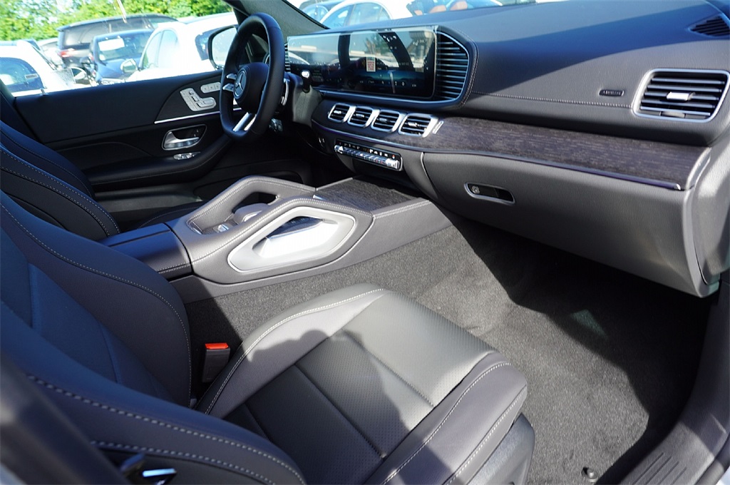2026 Mercedes Benz GLS 450 4MATIC photo 9