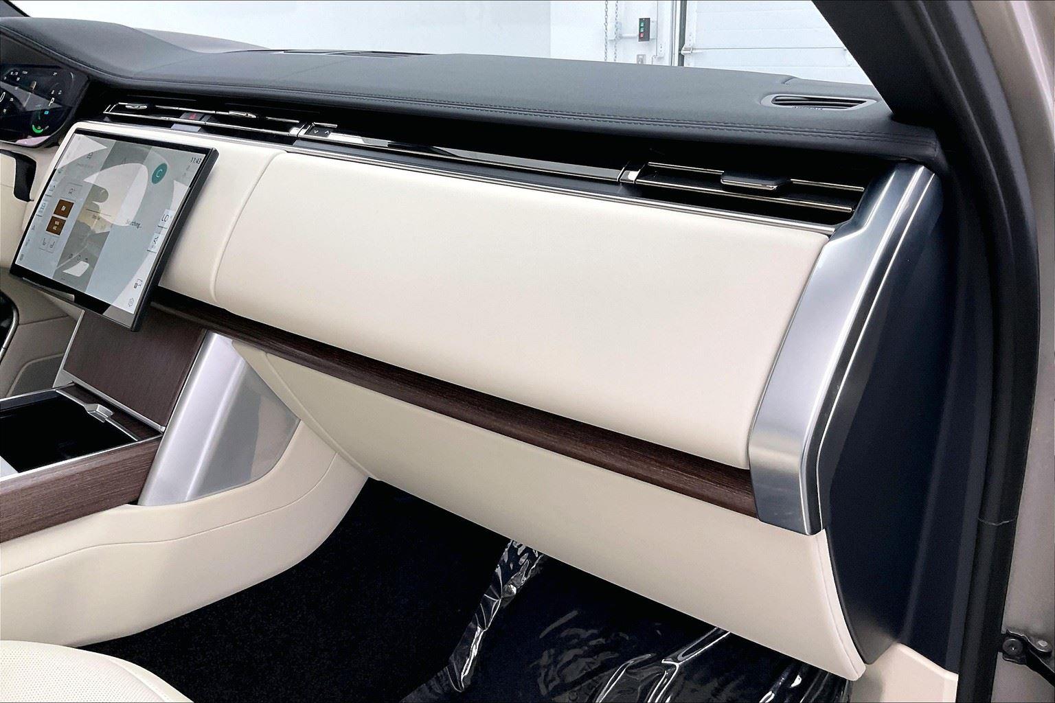 2025 Land Rover Range Rover SE photo 8