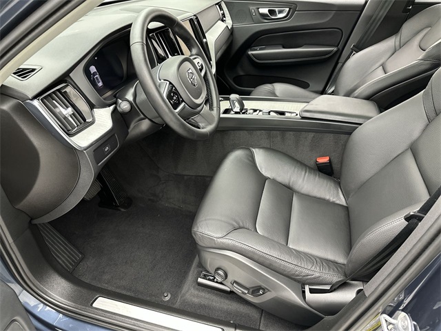 2025 Volvo XC60 B5 Plus photo 3