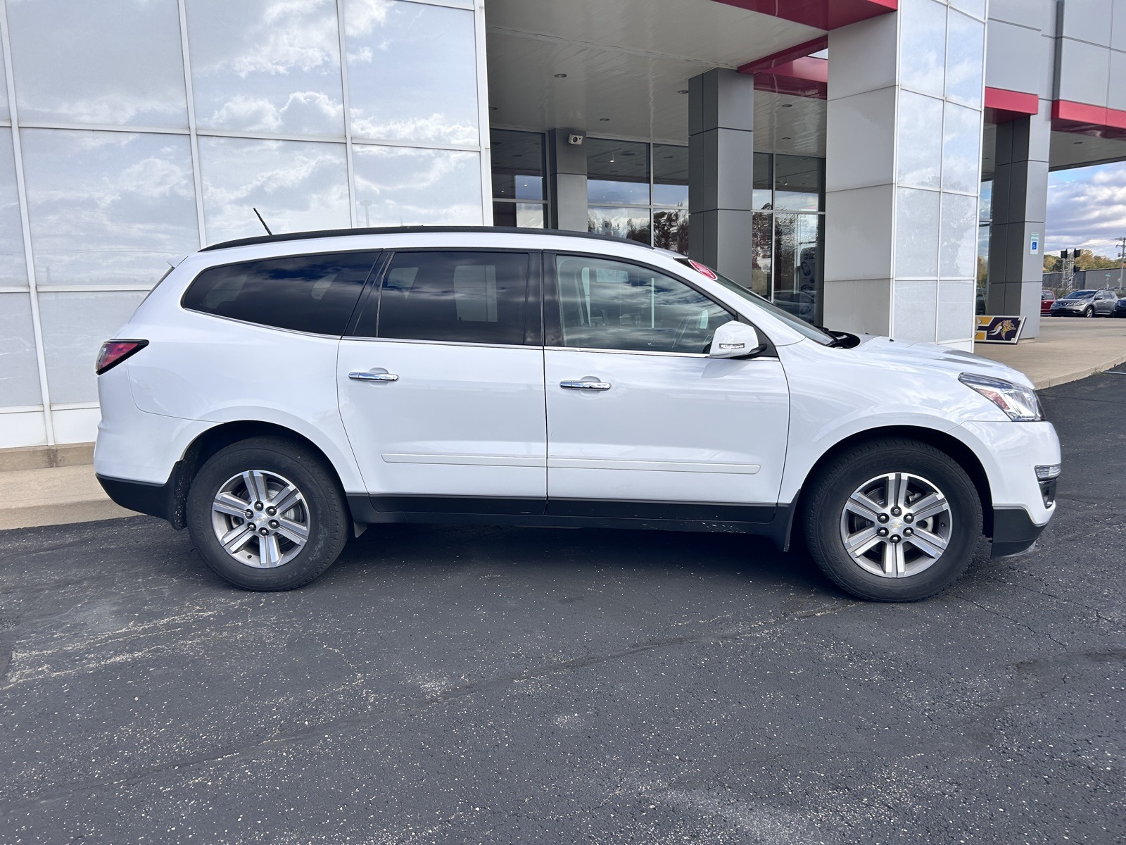 Used 2017 Chevrolet Traverse 1LT with VIN 1GNKVGKD7HJ301106 for sale in Warsaw, IN