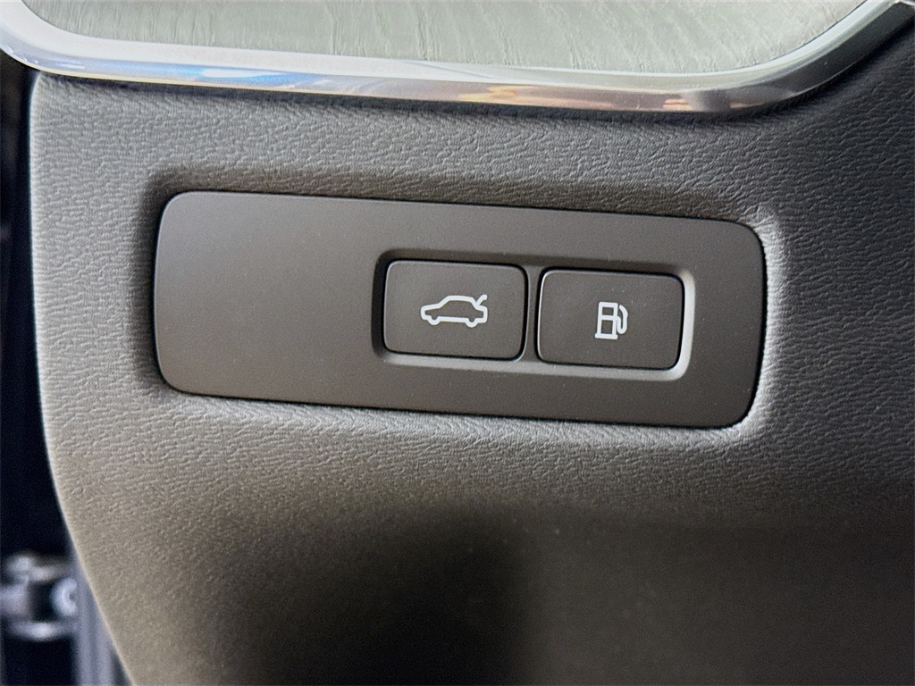 2025 Volvo XC60 Hybrid T8 photo 10
